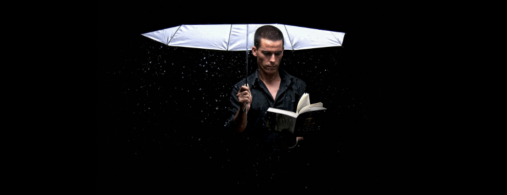 Мужчины с большим книжным шкафом