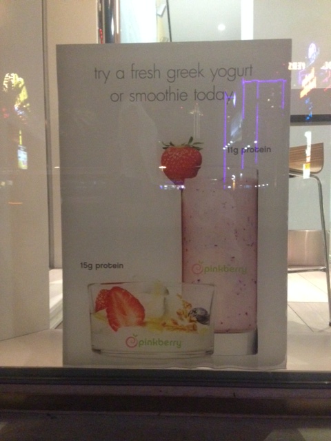 плакат Pinkberry с указанием количества белка в порции плакат Pinkberry с указанием количества белка в порции