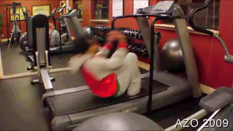 Смешные люди в спортзале