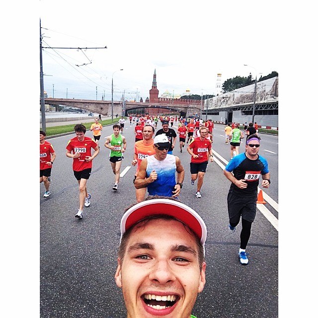 Аким бежит Московский полумарафон