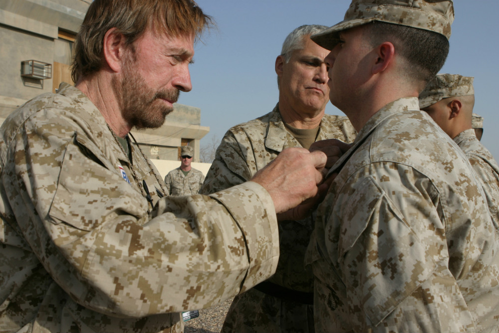 Chuck_Norris_in_Iraq_in_2006
