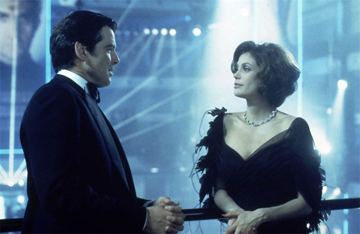 Devushki-Bonda--Zavtra-ne-umret-nikogda-1997-Pari-Karver-Teri-Hetcher