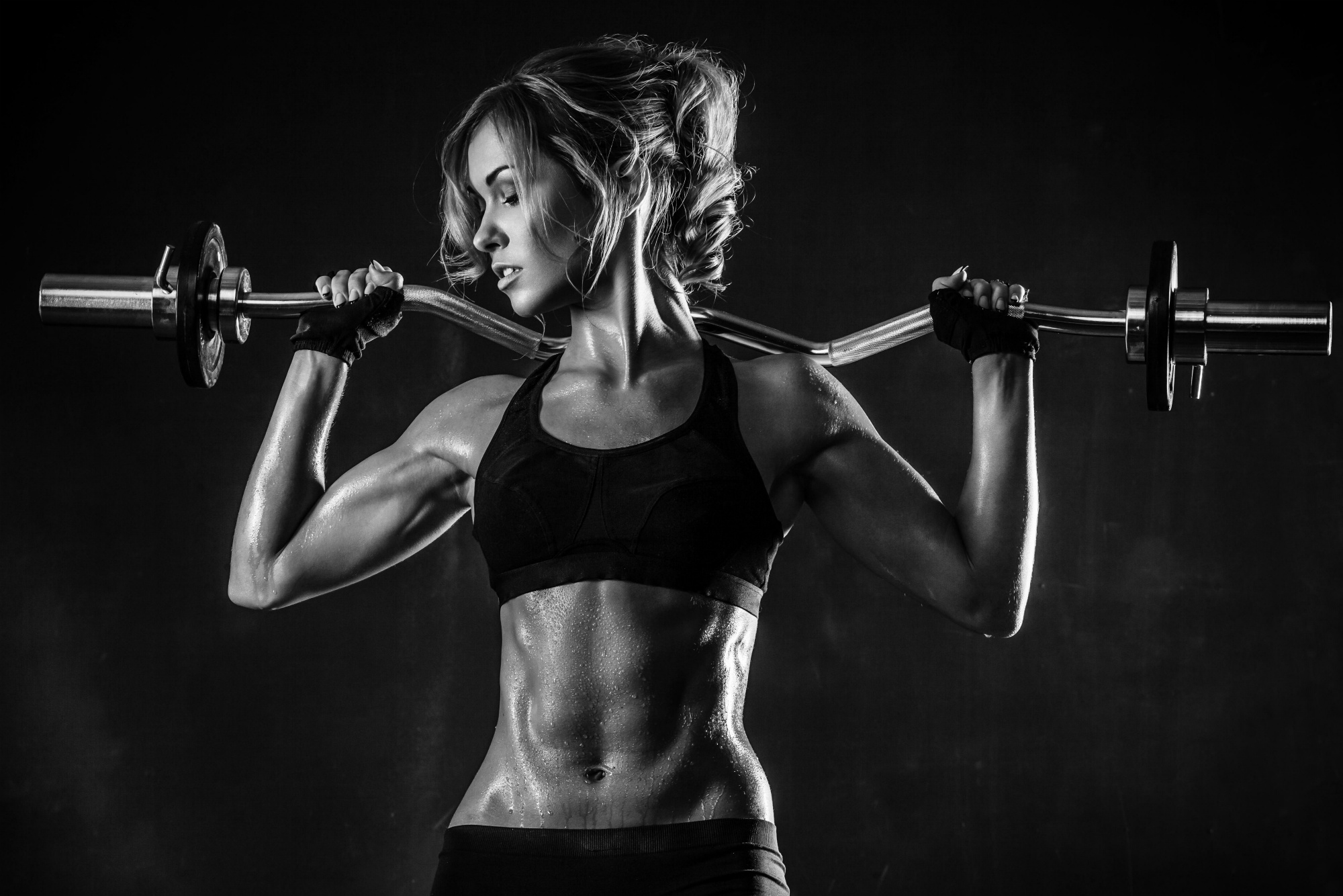 gray_brutal_athletic_woman_pumping_up_muscles_hd-wallpaper-1866122