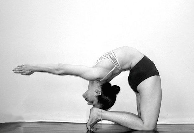 15-advanced-yoga-poses-that-will-blow-your-mind-Camel-Pose-Variation