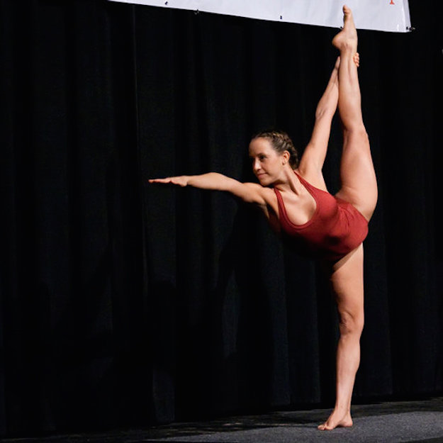 15-advanced-yoga-poses-that-will-blow-your-mind-Dancer-Splits