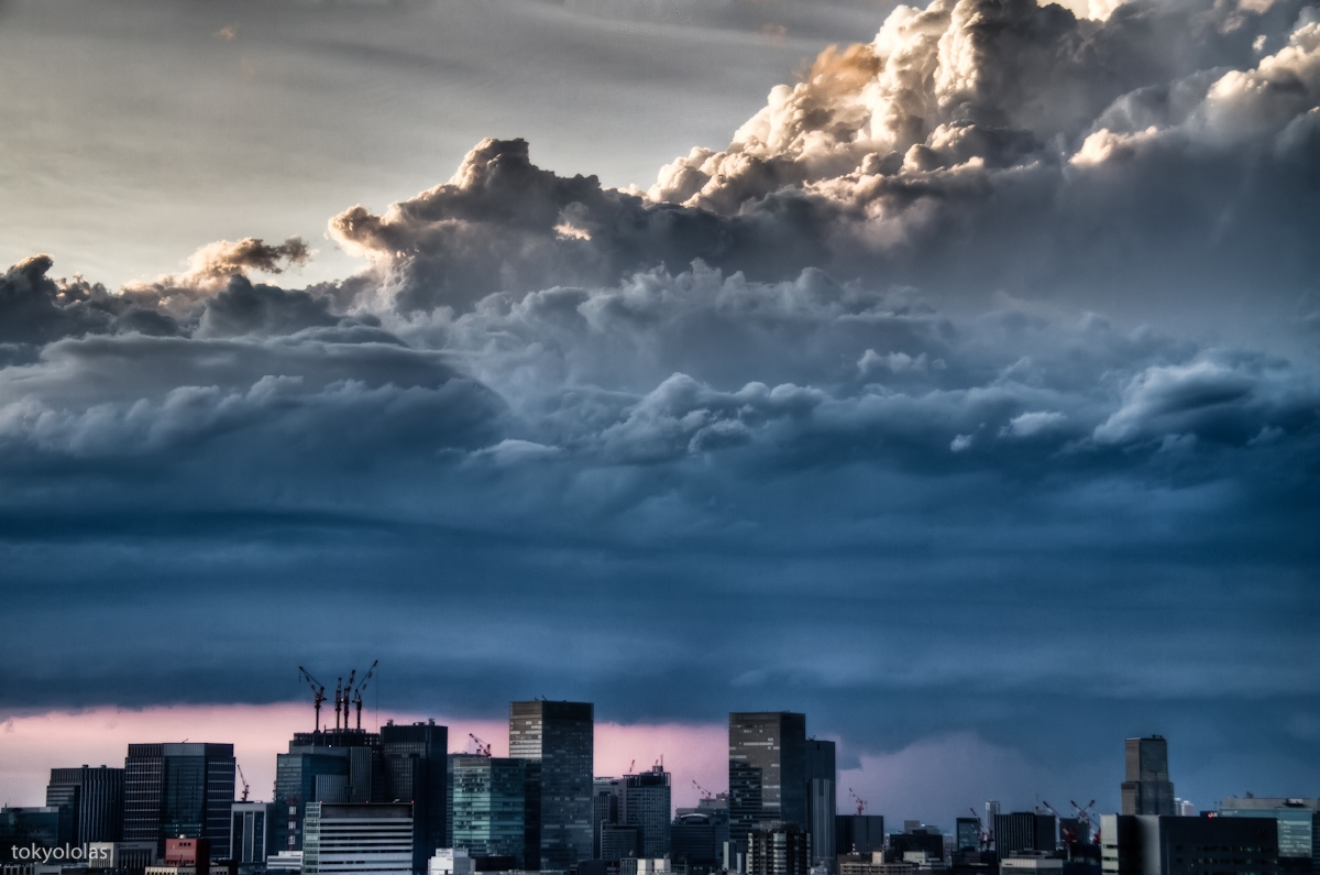 Big-cloud-rumbling-over-Tokyo