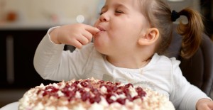 cute-little-girl-eating-cake