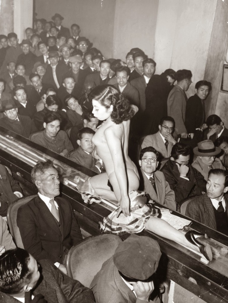 Стриптизерша на движущейся ленте перед зрителями, Япония, Токио, 1957