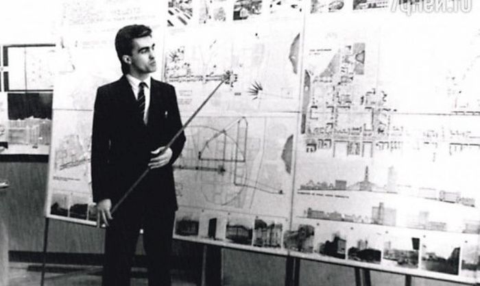 Вячеслав Бутусов на защите диплома. Свердловск, 1983 год.