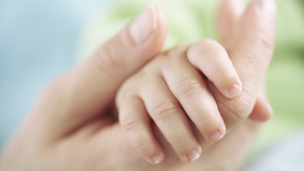 hands_mother_macro_1920x1080_w_2560x1440_artwallpaperhi.com